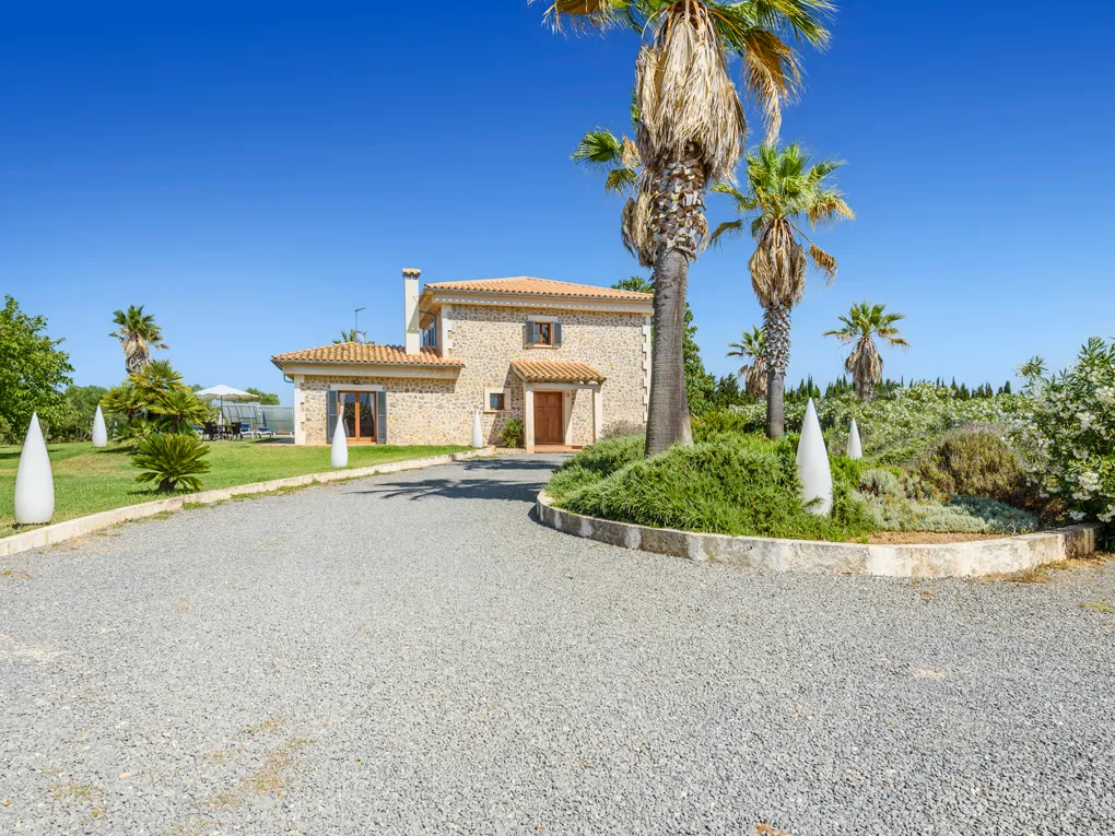 Landhaus mit Natursteinfassade und Privatsphäre in Muro-1