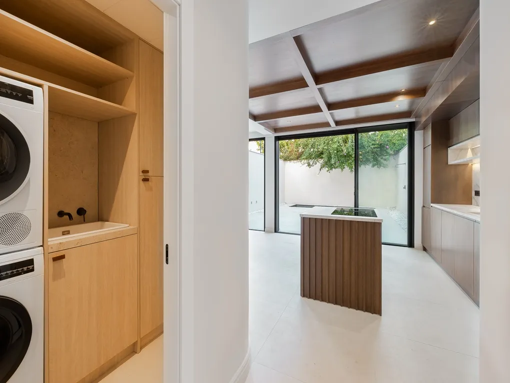 Maison individuelle moderne avec piscine et garage près de la mer-5