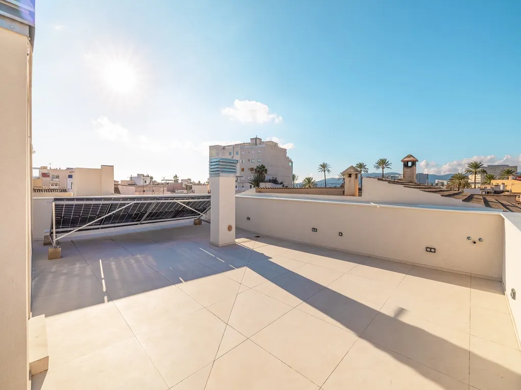 Maison individuelle moderne avec piscine et garage près de la mer-11