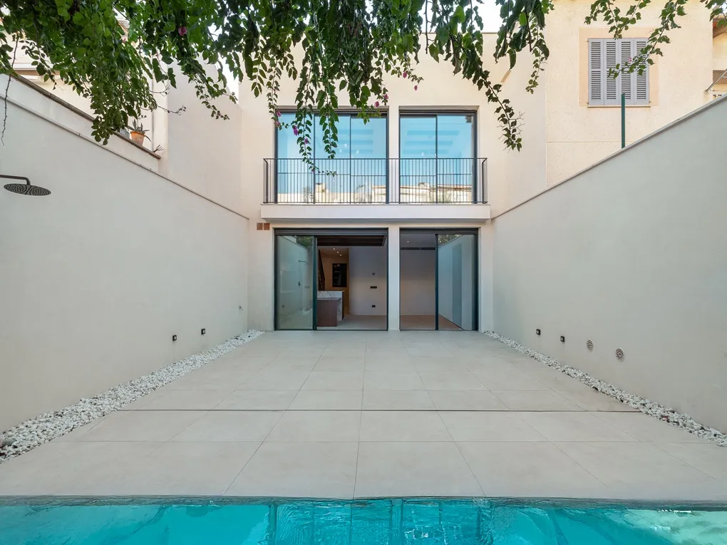 Maison individuelle moderne avec piscine et garage près de la mer-1