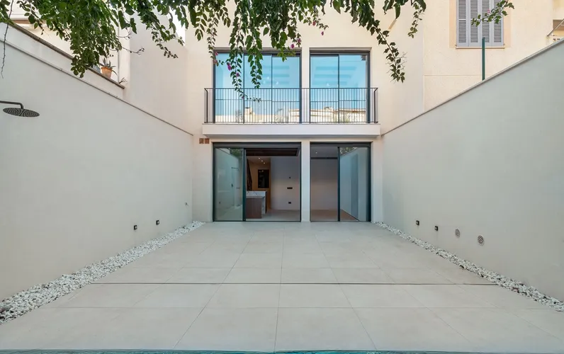 Modern vrijstaand huis met zwembad en garage vlakbij zee