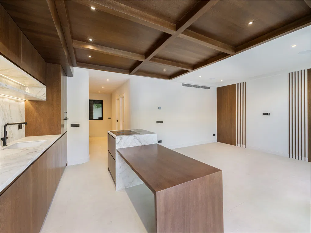 Modern single-family home with pool and garage near the sea-2
