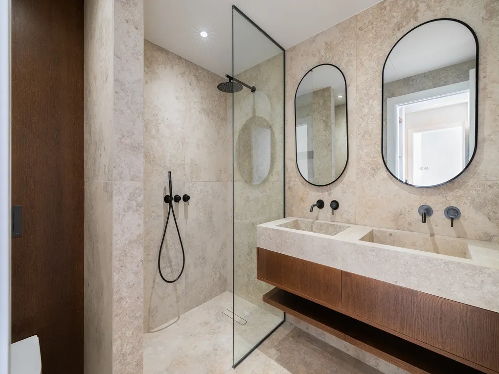 Modernt fristående hus med pool och garage nära havet-7