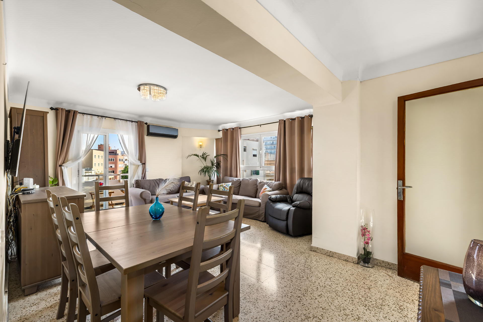 Family-friendly apartment with balcony, walking distance to the beach-4