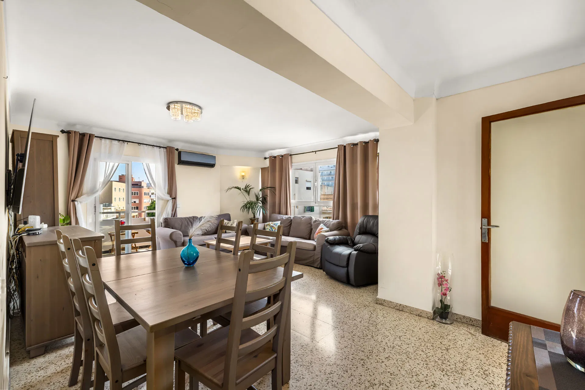 Family-friendly apartment with balcony, walking distance to the beach-4