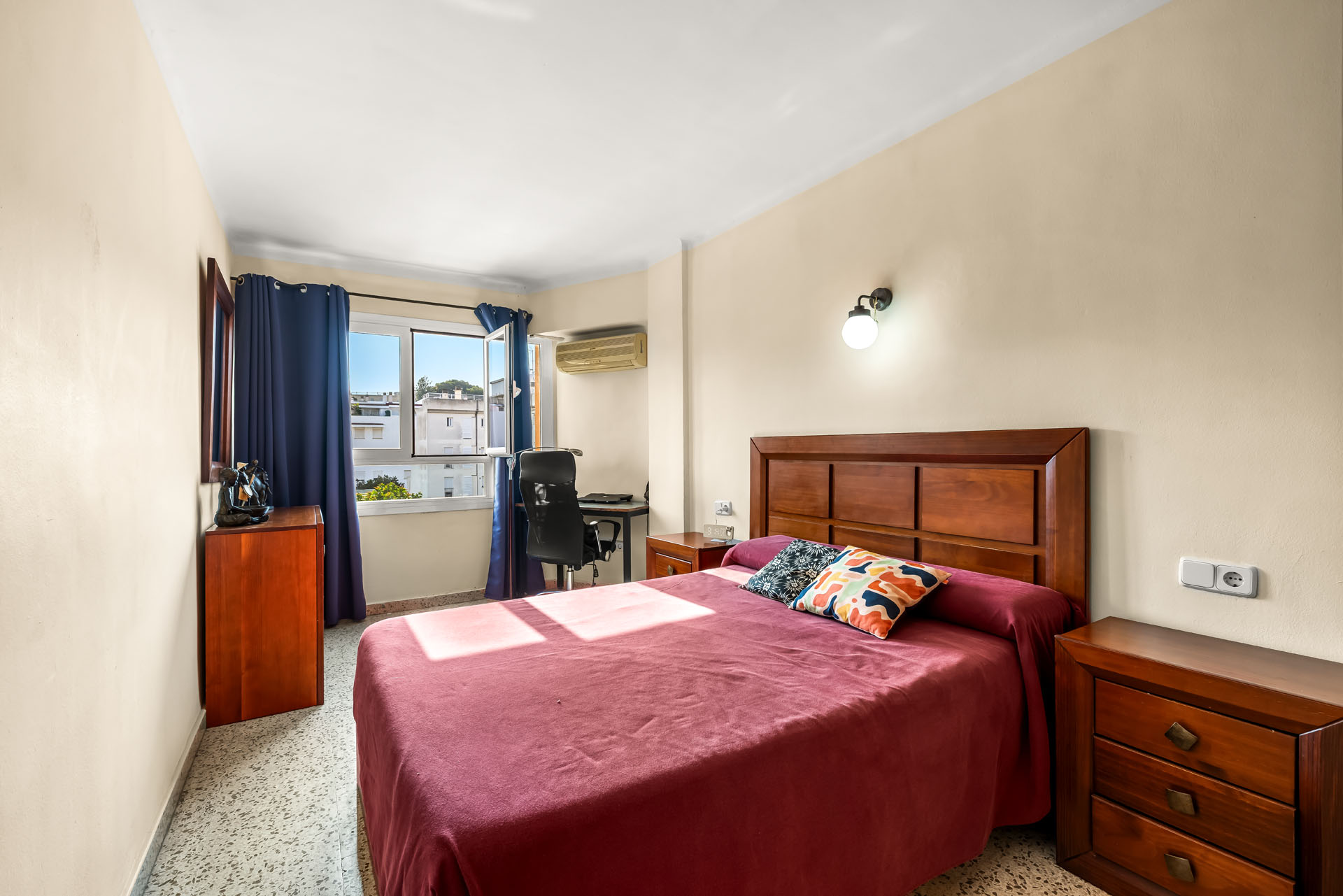 Family-friendly apartment with balcony, walking distance to the beach-8