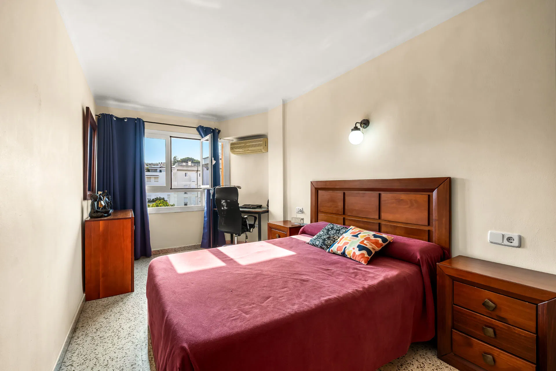 Family-friendly apartment with balcony, walking distance to the beach-8
