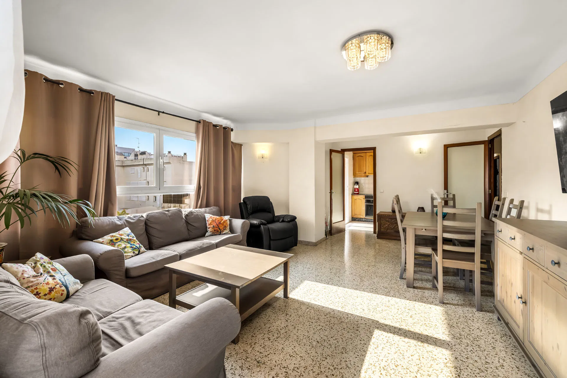 Family-friendly apartment with balcony, walking distance to the beach-11