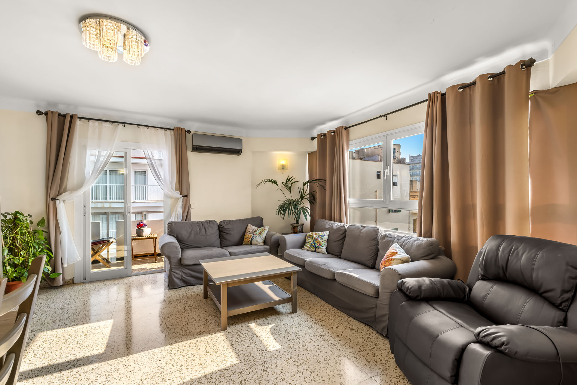 Family-friendly apartment with balcony, walking distance to the beach-3