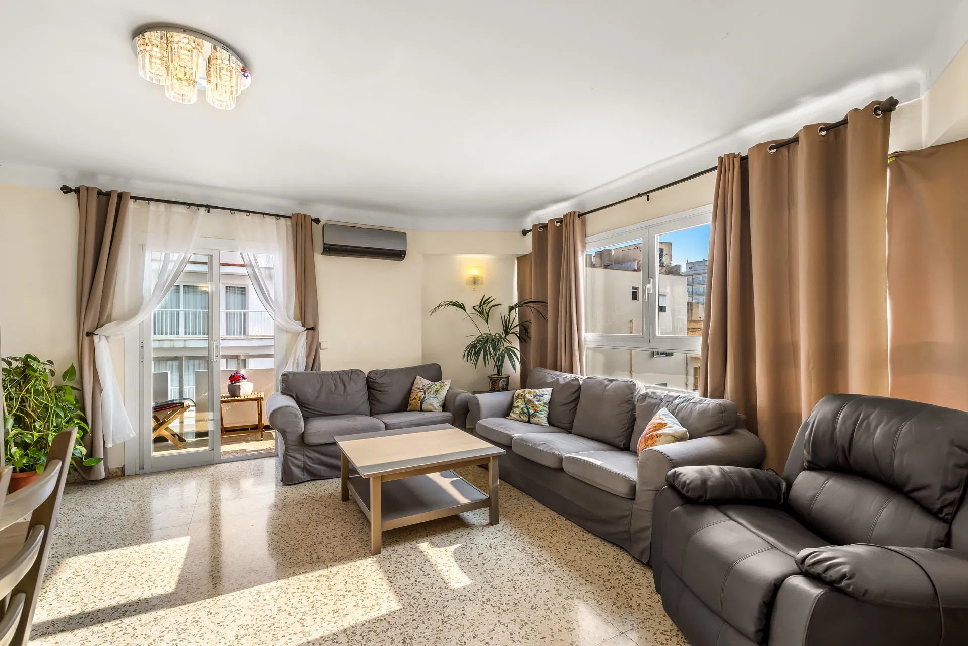 Family-friendly apartment with balcony, walking distance to the beach-3