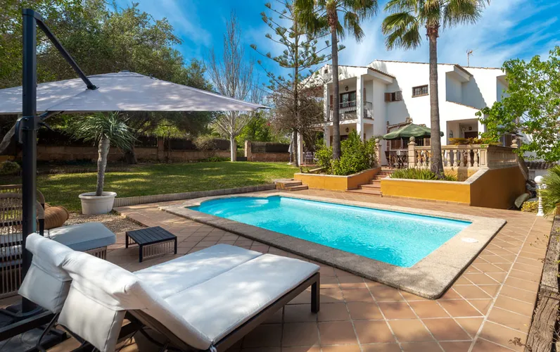 Vila familiar mediterrània amb piscina i bell jardí