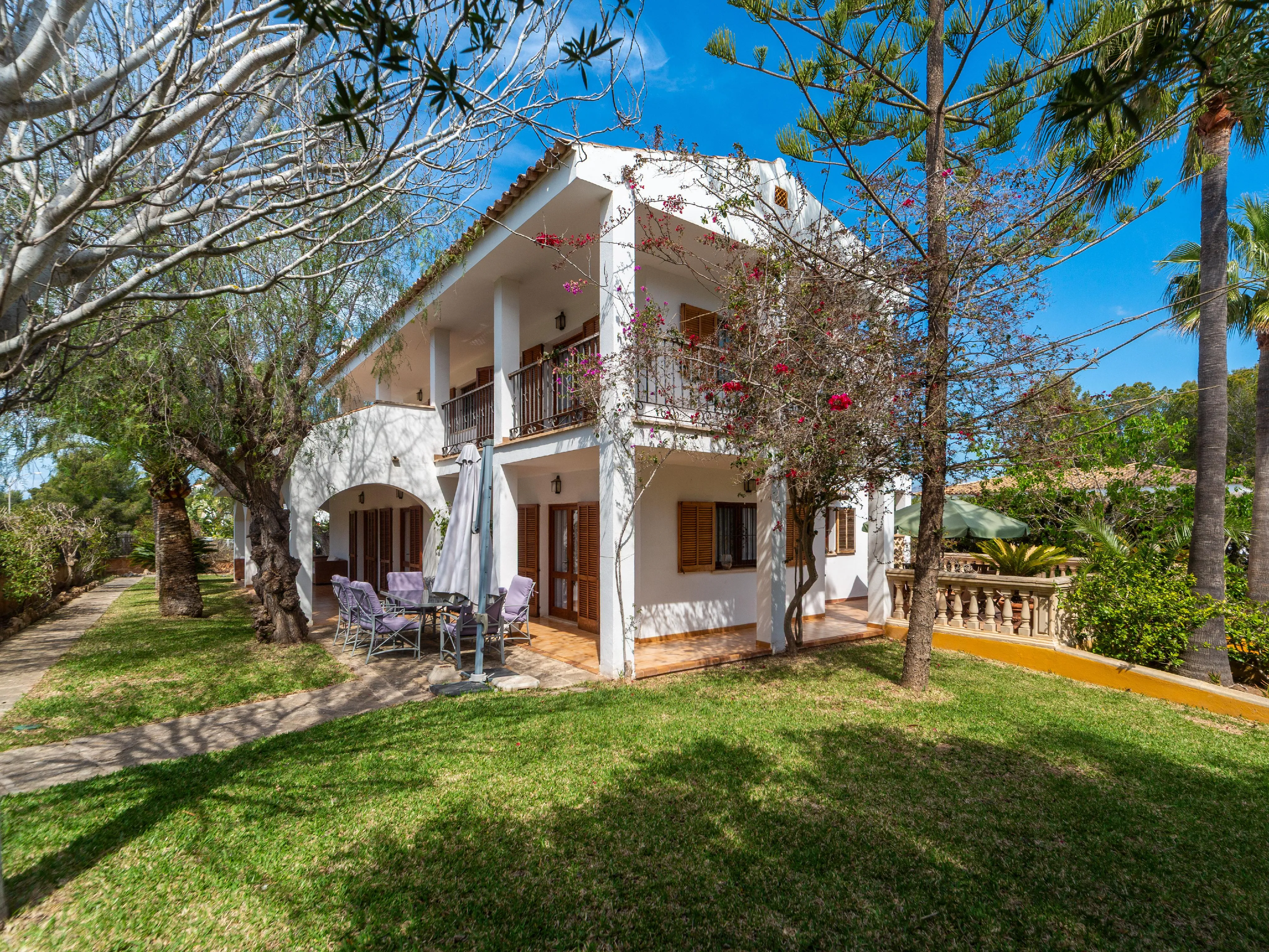 Mediterranean family villa with pool and beautiful garden-20