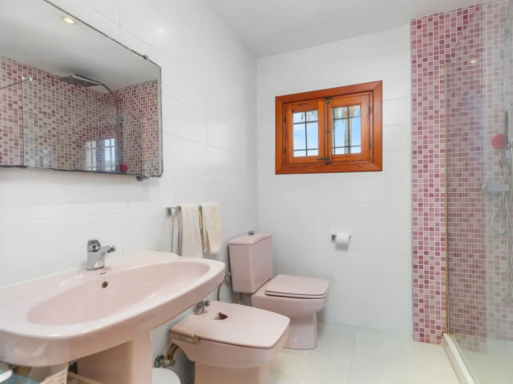 Средиземноморская семейная вилла с бассейном и красивым садом-14