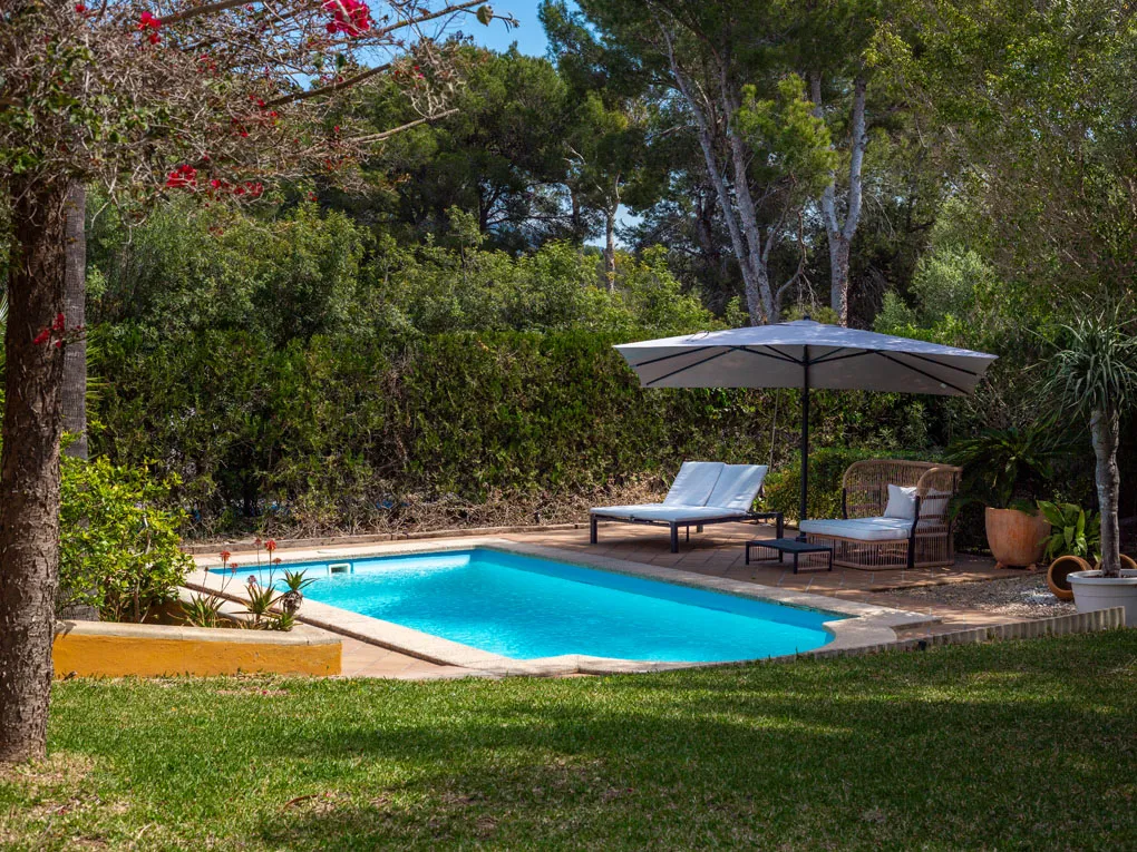 Mediterranean family villa with pool and beautiful garden-8