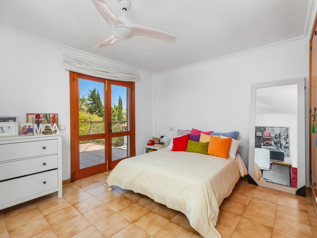 Mediterranean family villa with pool and beautiful garden-10