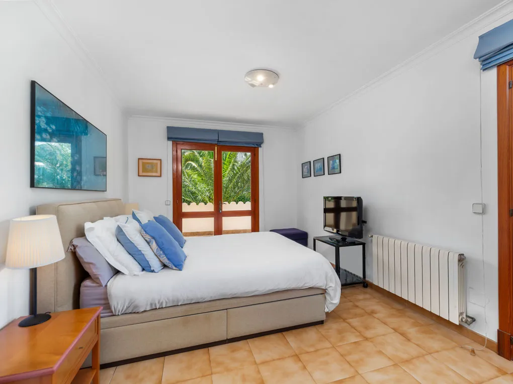 Средиземноморская семейная вилла с бассейном и красивым садом-13