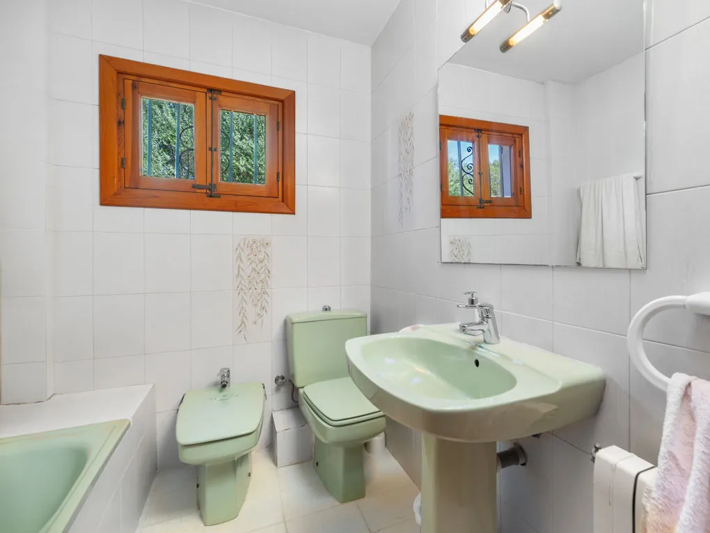 Familievilla ved Middelhavet med pool og smuk have-17