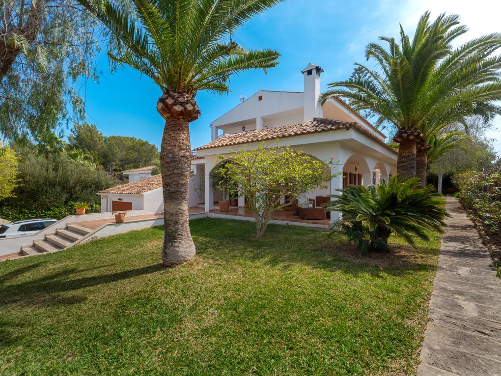 Mediterranean family villa with pool and beautiful garden-19