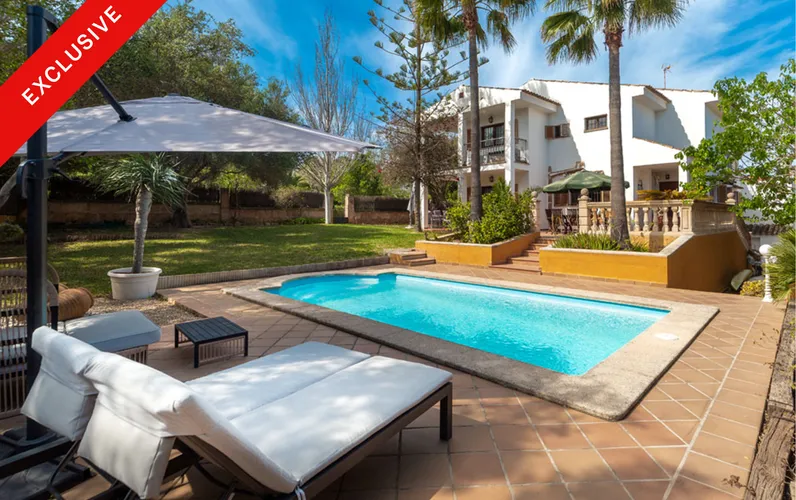 Villa familiale méditerranéenne avec piscine et beau jardin