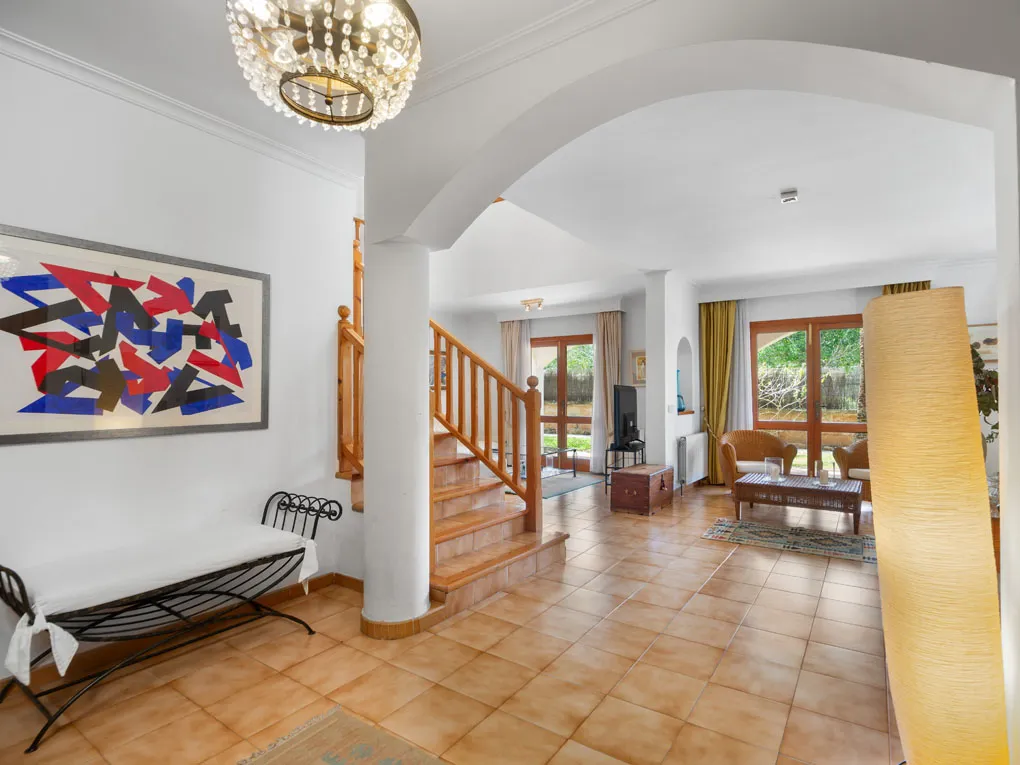 Mediterranean family villa with pool and beautiful garden-9