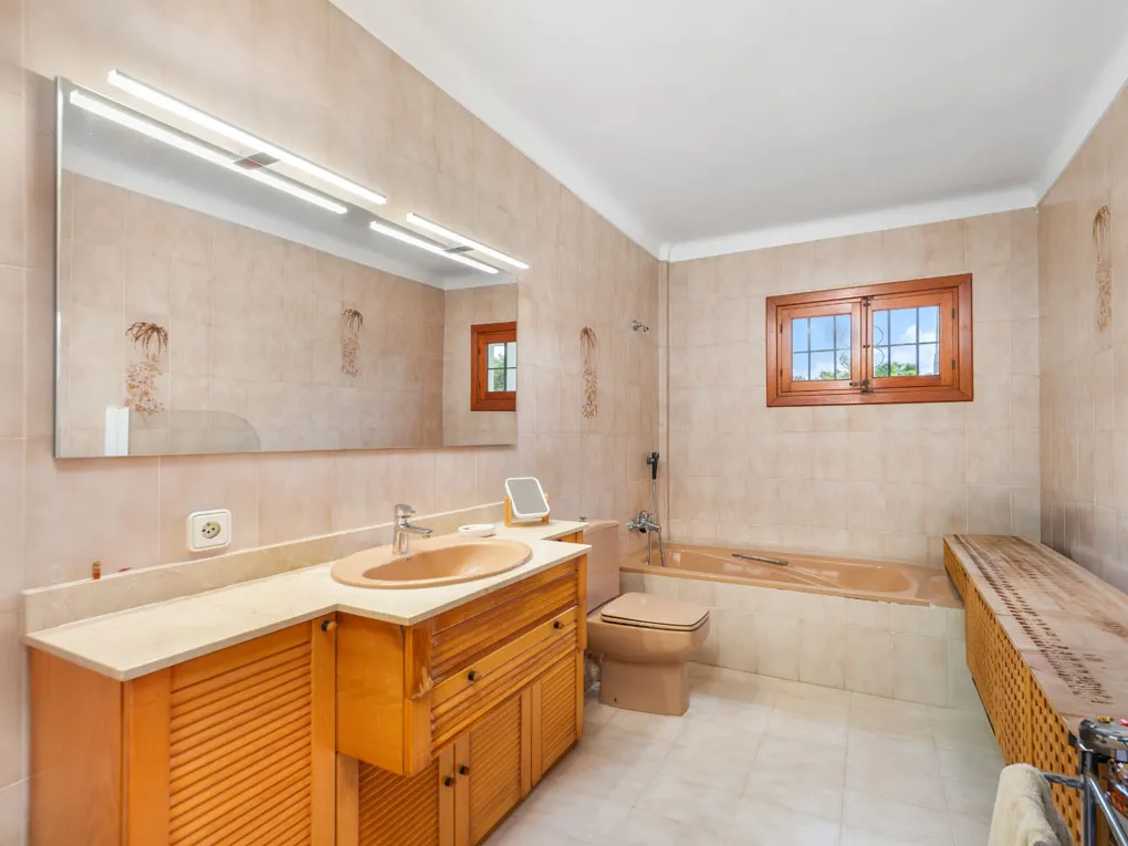 Средиземноморская семейная вилла с бассейном и красивым садом-11