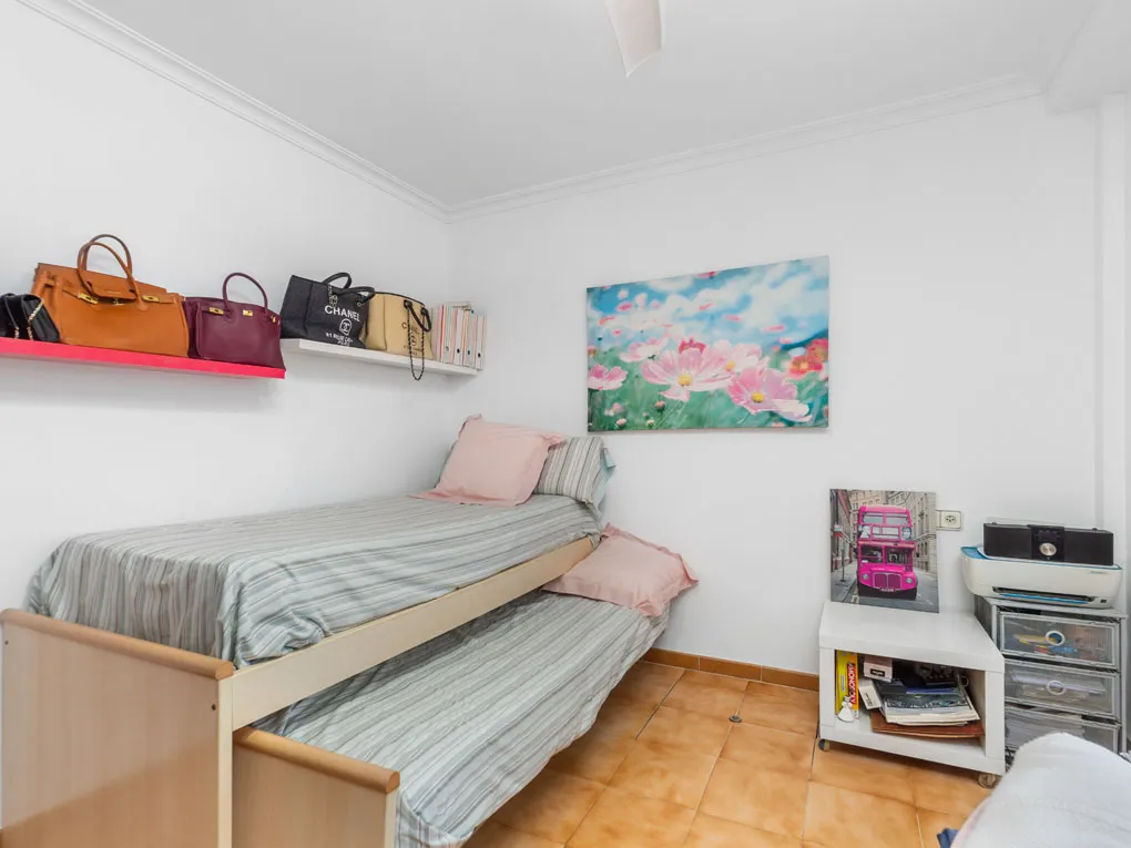 Средиземноморская семейная вилла с бассейном и красивым садом-16