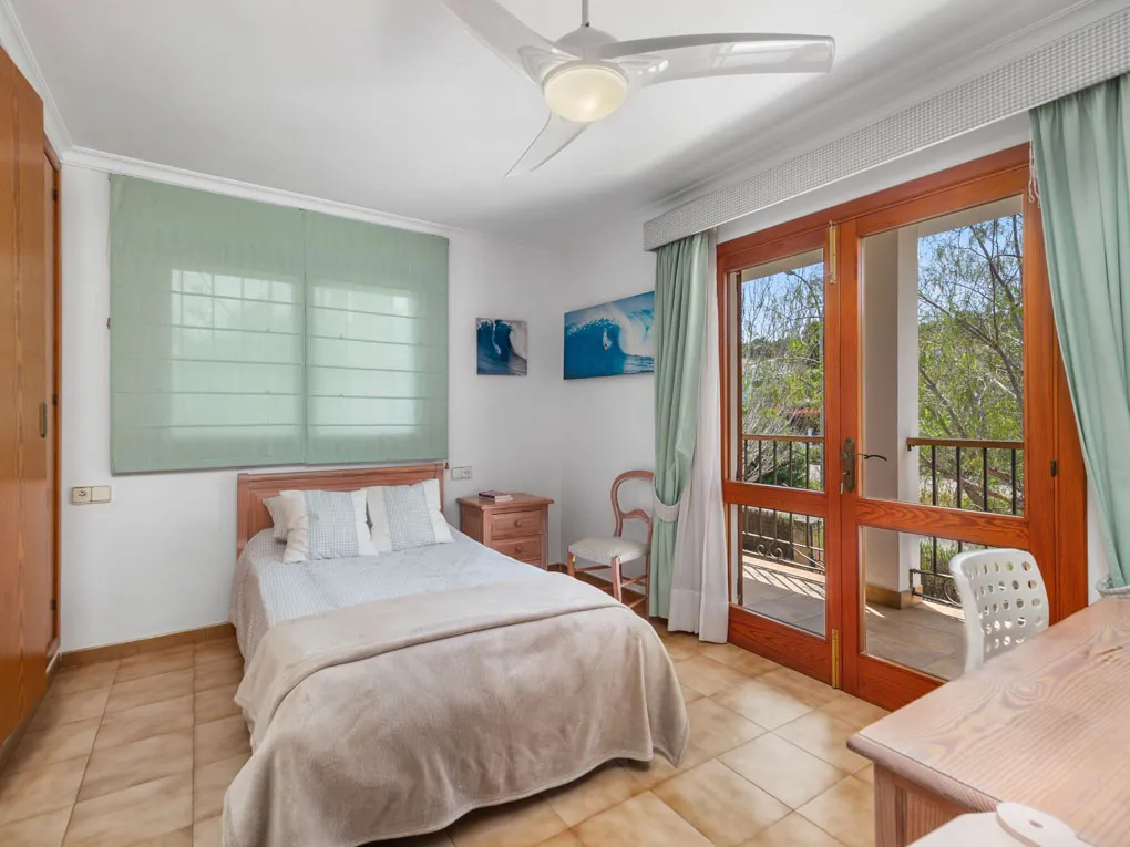 Mediterranean family villa with pool and beautiful garden-15