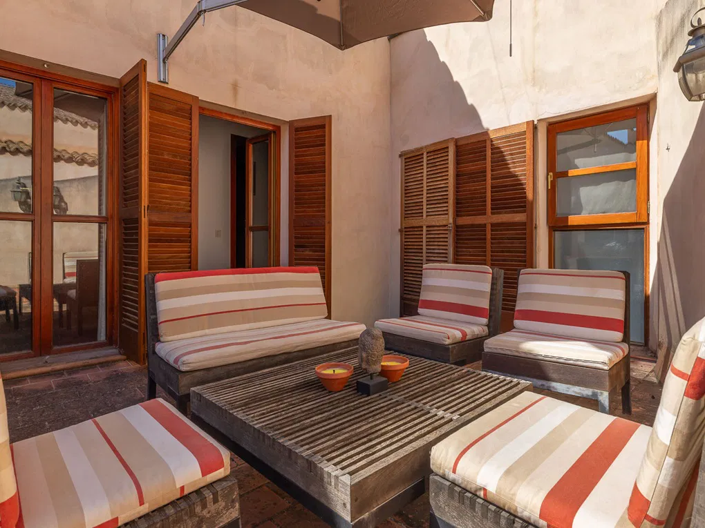 Charming apartment with unique character in historic city palace-9
