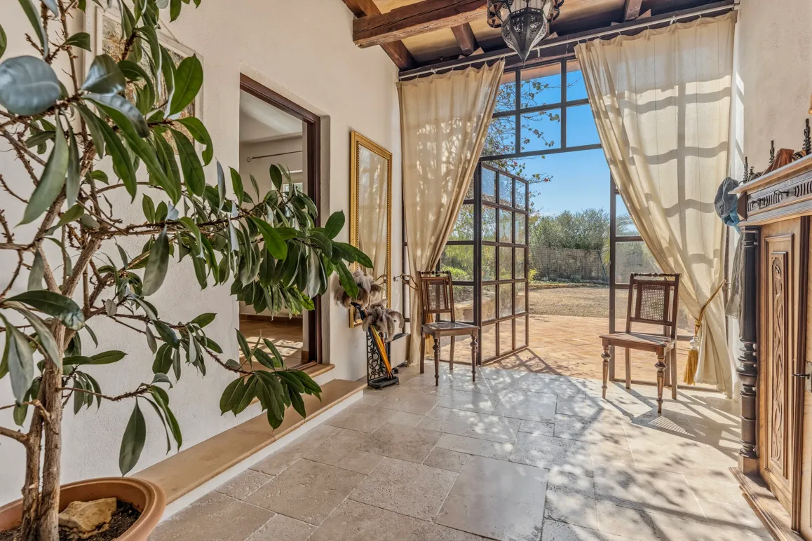 Middelhavsfinca med udsigt til Tramuntana-bjergene nær Manacor-2