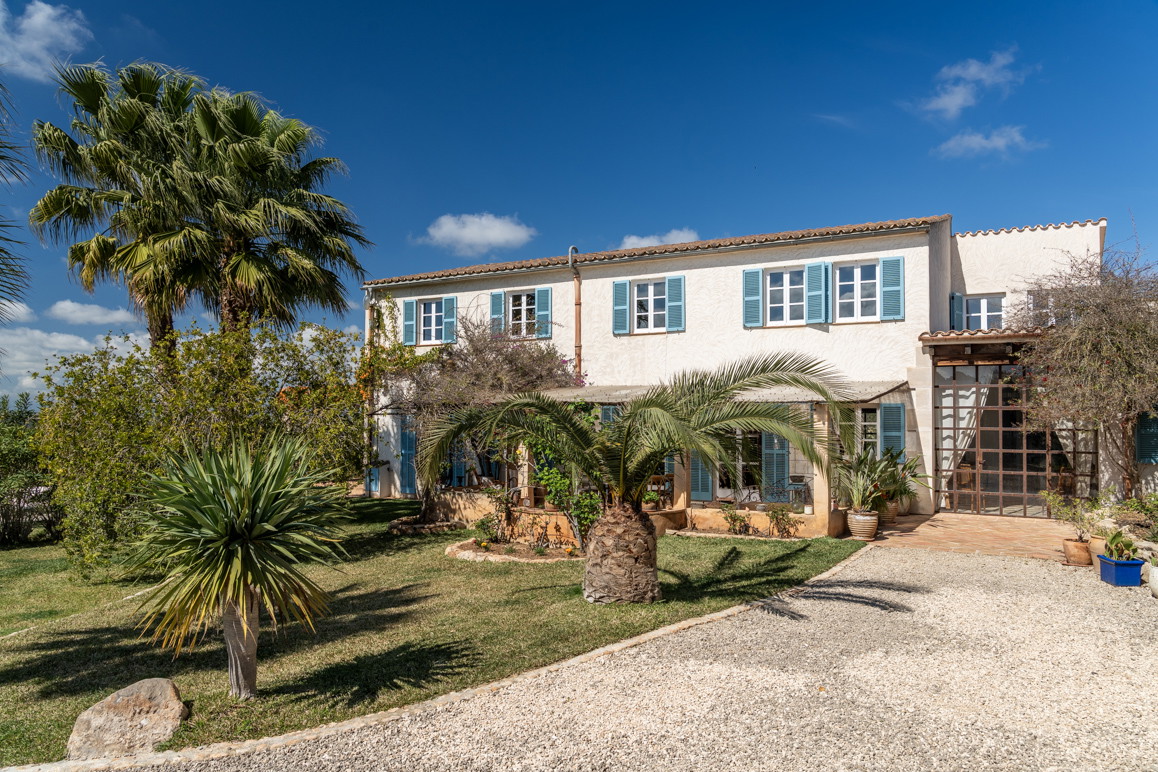 Mediterranean finca with far-reaching views to the Tramuntana Mountains near Manacor