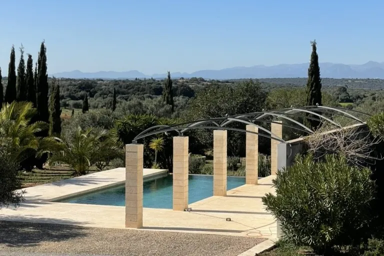 Middelhavsfinca med udsigt til Tramuntana-bjergene nær Manacor-2