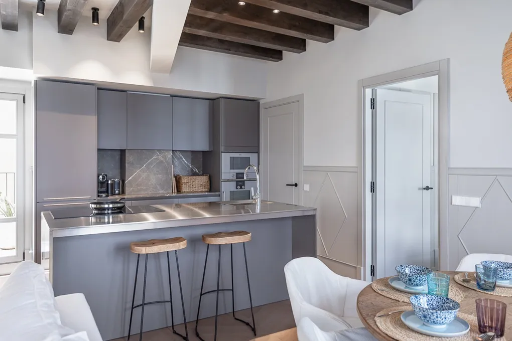 Apartamento elegante con terrazas y piscina comunitaria-9