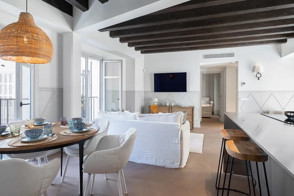 Apartamento elegante con terrazas y piscina comunitaria-1