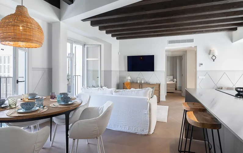 Elegante appartamento con terrazze e piscina comunale