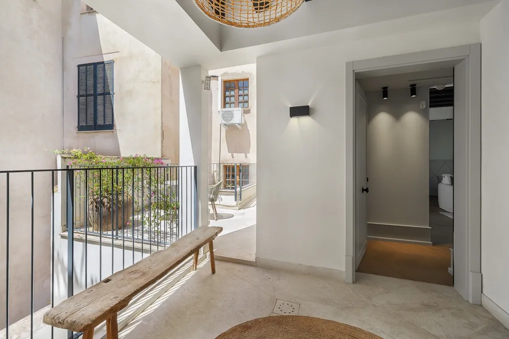 Apartamento elegante con terrazas y piscina comunitaria-4