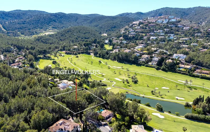 Terrain spectaculaire avec vue sur le golf à Son Vida
