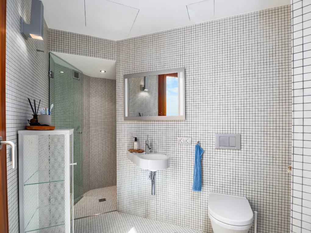 Ljus lägenhet med hiss, balkonger och parkeringsplats nära katedralen-7