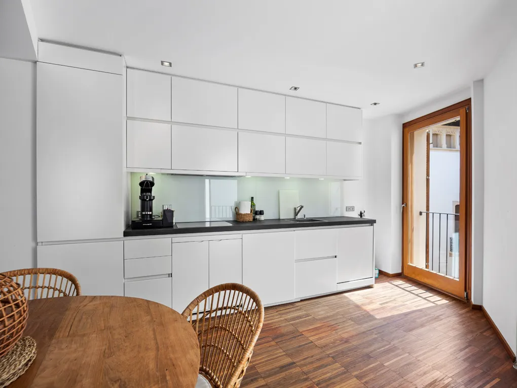 Ljus lägenhet med hiss, balkonger och parkeringsplats nära katedralen-5