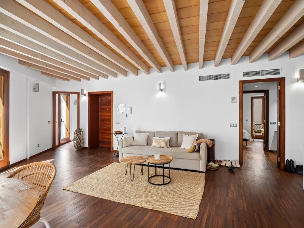 Ljus lägenhet med hiss, balkonger och parkeringsplats nära katedralen-4