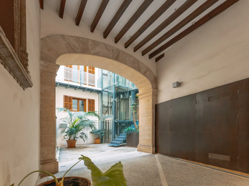 Ljus lägenhet med hiss, balkonger och parkeringsplats nära katedralen-9