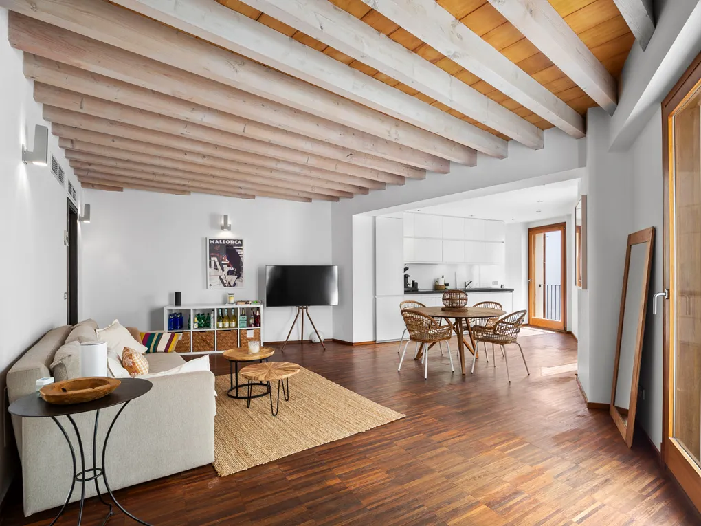 Светлая квартира с лифтом, балконами и парковочным местом рядом с кафедральным собором-1