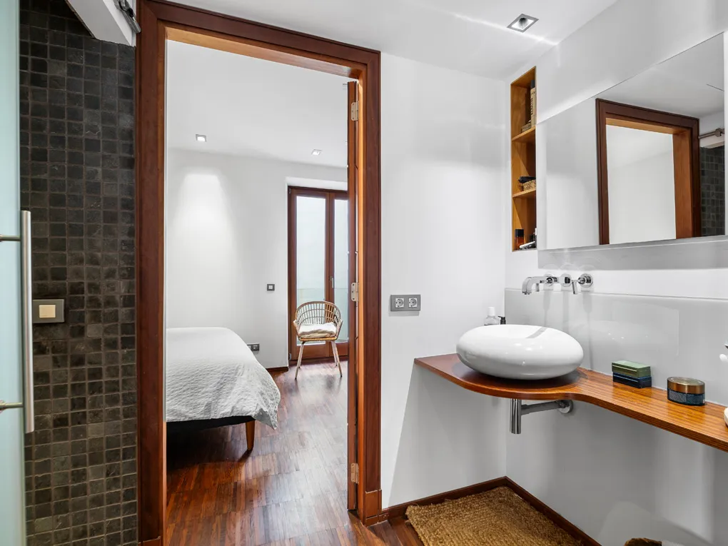 Ljus lägenhet med hiss, balkonger och parkeringsplats nära katedralen-8