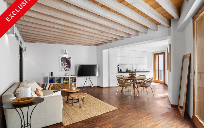 Ljus lägenhet med hiss, balkonger och parkeringsplats nära katedralen