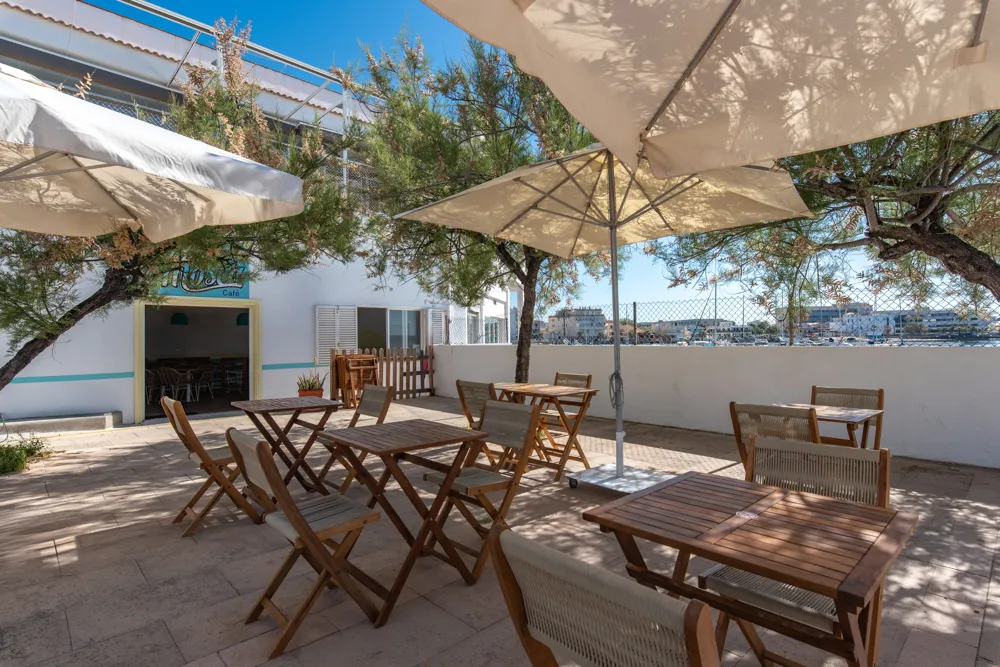 Café ved havet med unik middelhavsatmosfære-4