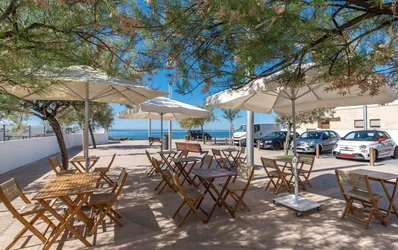 Café ved havet med unik middelhavsatmosfære