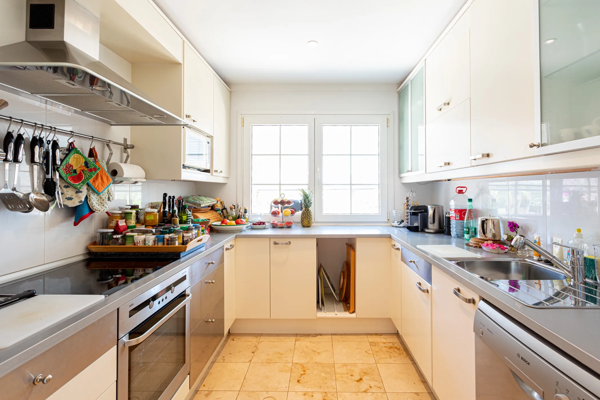 Komfortabelt landsted med imponerende have-4