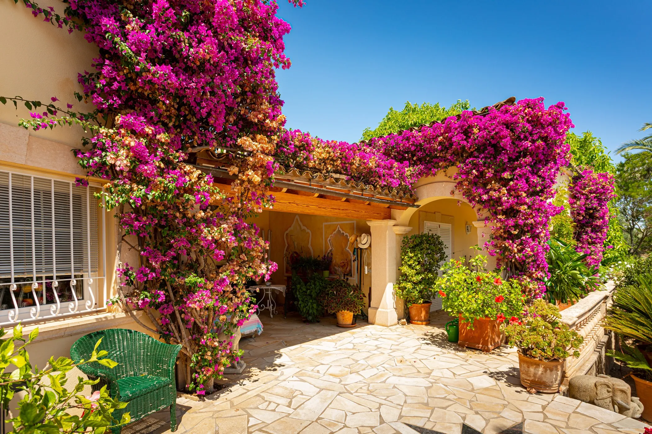 Komfortabelt landsted med imponerende have-14