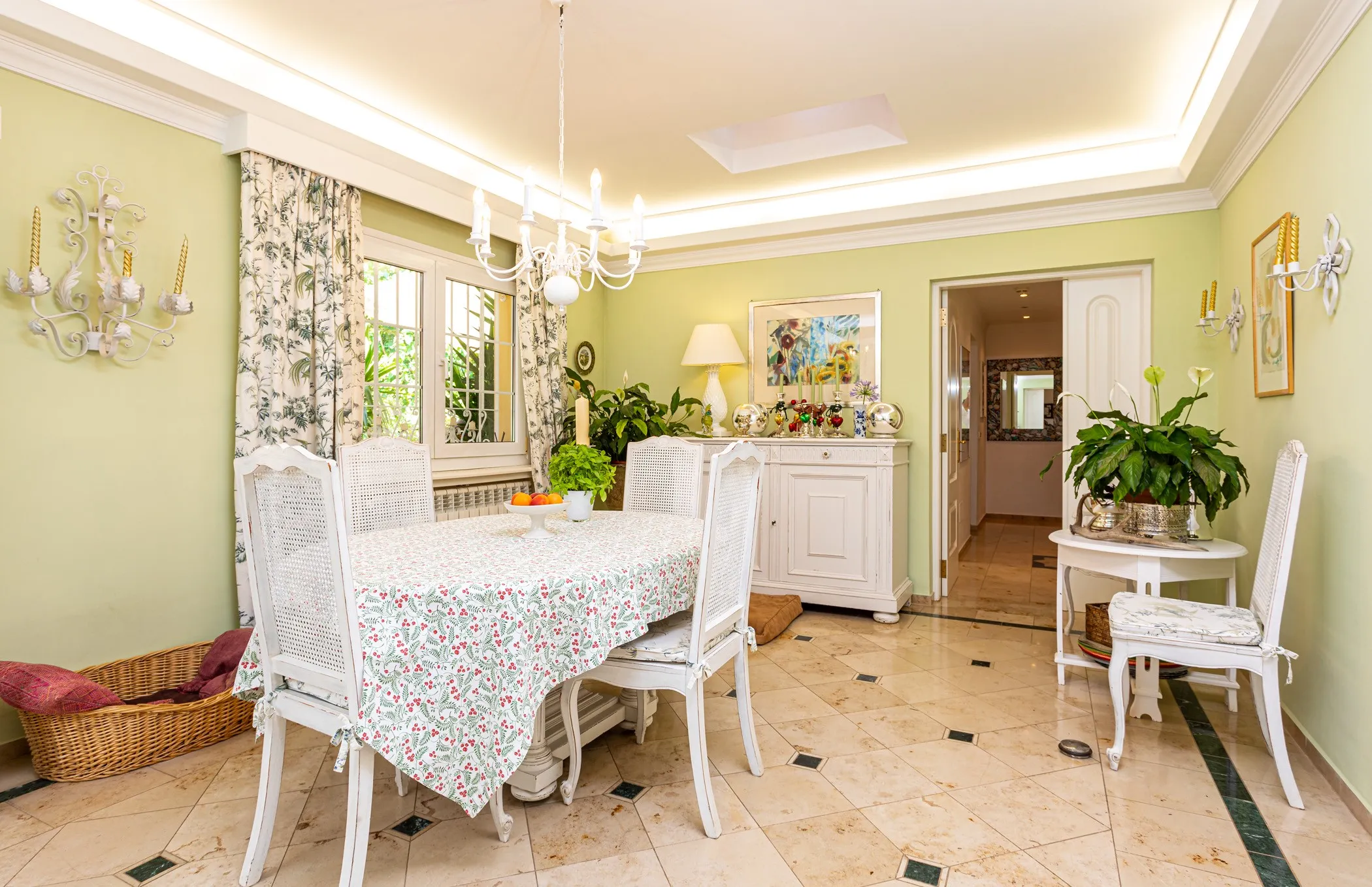 Komfortabelt landsted med imponerende have-7