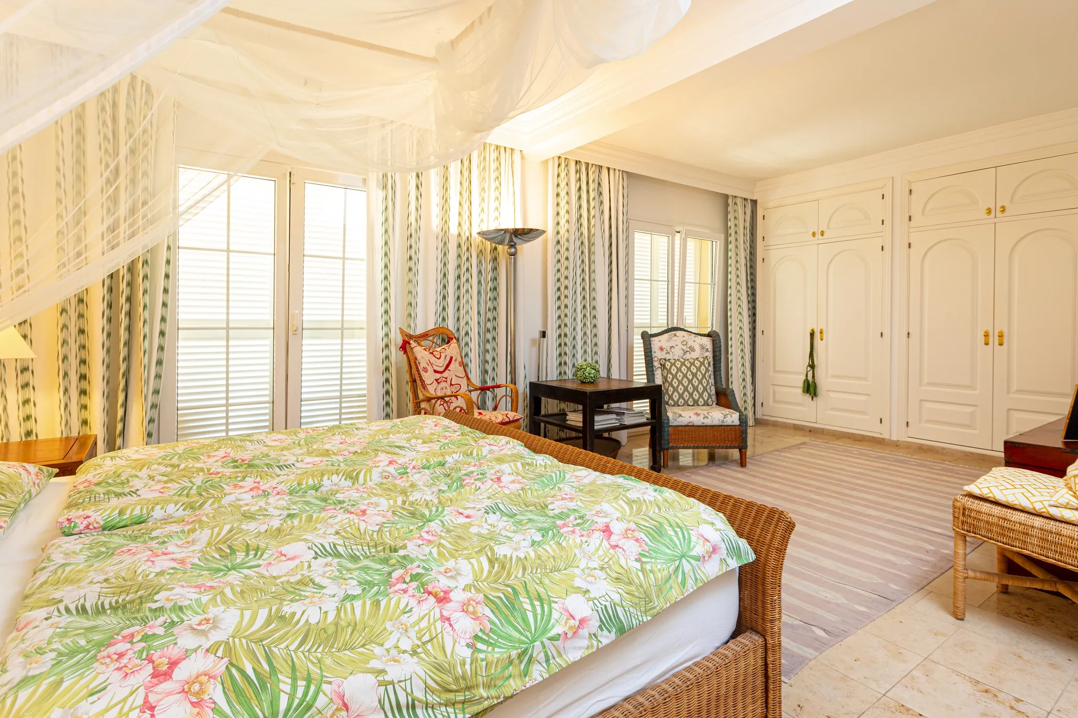 Komfortabelt landsted med imponerende have-11