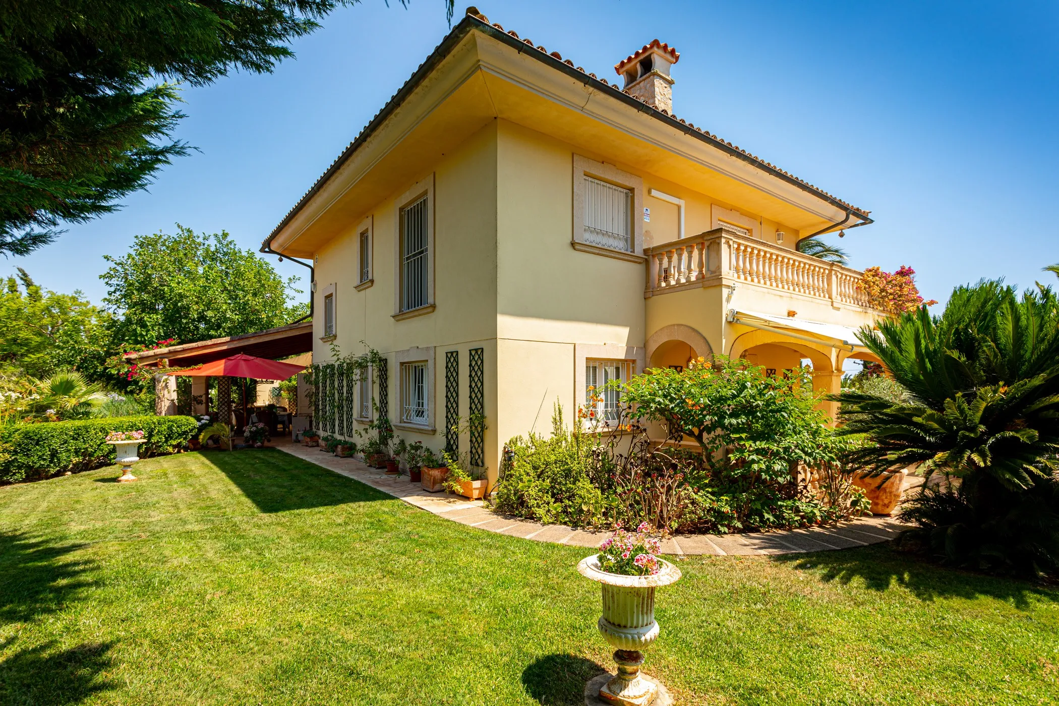 Komfortabelt landsted med imponerende have-17